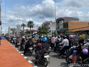 Jemaah Acara 5 Rajab Sekumpul Merasa Terkesan Walau Padat-padatan di Jalan