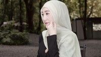 Bukan karena aku menyerah, melainkan karena aku percaya, aku layak mendapatkan cinta yang terasa aman, tulus, dan penuh rasa hormat—serta merasa aman di tempat yang ku sebut rumah, sambungnya. Foto: Instagram @larissachou