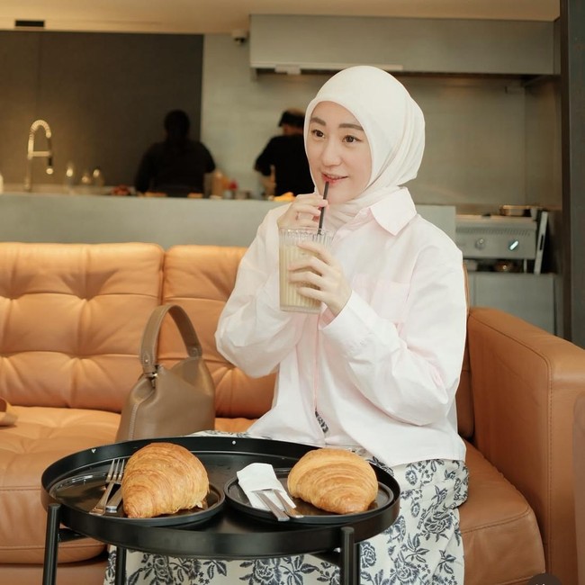 Larissa Chou Hobi Cafe Hopping, Minum Kopi hingga Ngemil Dessert