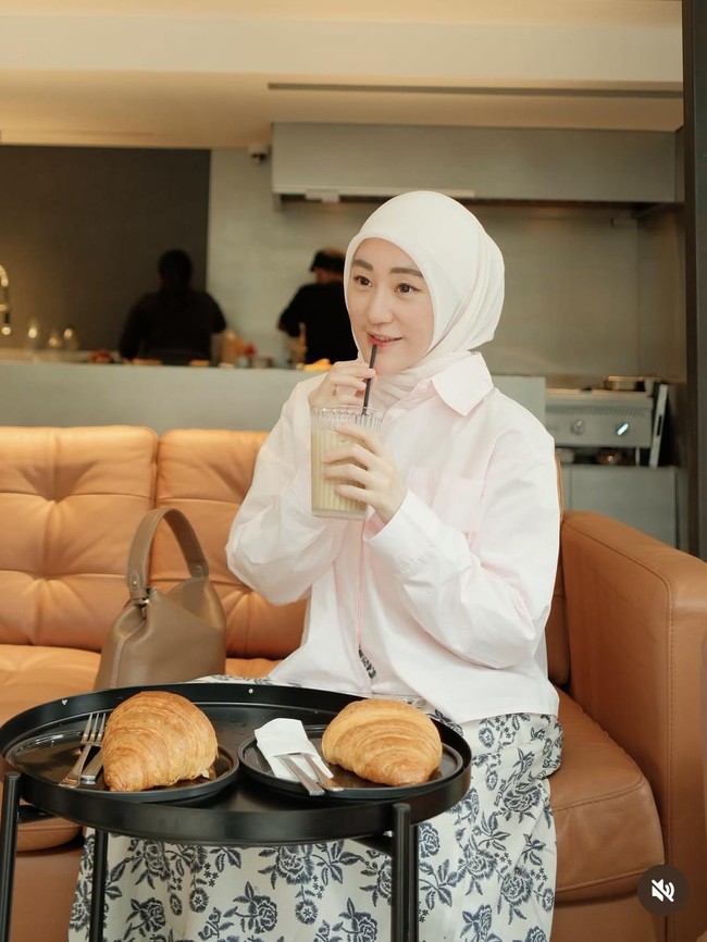 Larissa Chou Hobi Cafe Hopping, Minum Kopi hingga Ngemil Dessert
