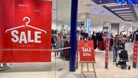 Sejumlah tenan menawarkan diskon hingga puluhan persen untuk pakaian, sepatu, hingga aksesori. Papan penanda diskon berwarna merah terpampang di berbagai sudut, menarik perhatian pengunjung yang antusias memanfaatkan promo akhir tahun.