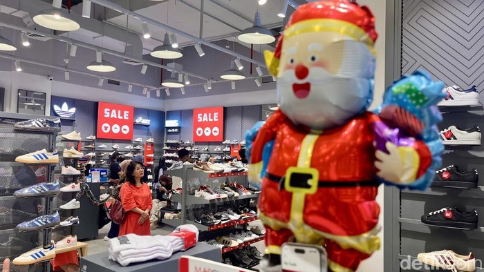 Memasuki libur akhir tahun 2025, pusat perbelanjaan di berbagai kota kembali ramai dikunjungi warga yang memanfaatkan momen Natal dan Tahun Baru untuk berbelanja. Di Sentul, Bogor, pengunjung terlihat memadati mal, berburu berbagai produk dengan potongan harga menarik.