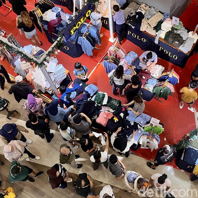 Libur Akhir Tahun, Warga Serbu Diskon di Pusat Perbelanjaan