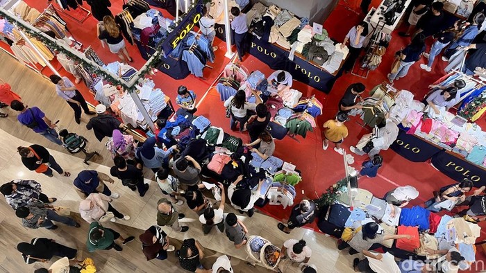 Memasuki libur akhir tahun 2025, pusat perbelanjaan di berbagai kota kembali ramai dikunjungi warga yang memanfaatkan momen Natal dan Tahun Baru untuk berbelanja. Di Sentul, Bogor, pengunjung terlihat memadati mal, berburu berbagai produk dengan potongan harga menarik.