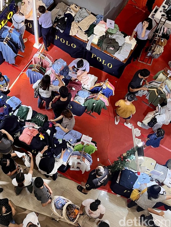 Libur Akhir Tahun, Warga Serbu Diskon di Pusat Perbelanjaan