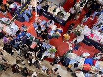 Libur Akhir Tahun, Warga Serbu Diskon di Pusat Perbelanjaan
