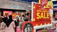 Di Sentul, Bogor, pengunjung terlihat memadati mal, berburu berbagai produk dengan potongan harga menarik.