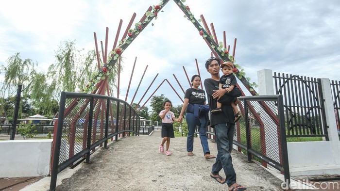 Libur sekolah dimanfaatkan warga Depok untuk menghabiskan waktu bersama keluarga di ruang terbuka hijau. Taman Alun-alun dan Hutan Kota Depok di kawasan Sawangan menjadi salah satu destinasi favorit karena menawarkan beragam fasilitas bermain anak secara gratis.