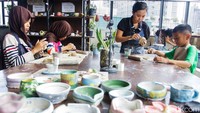 Jakarta Pottery Studio pun menjadi pilihan favorit bagi mereka yang ingin liburan dengan kegiatan berbeda, produktif, dan menyenangkan.