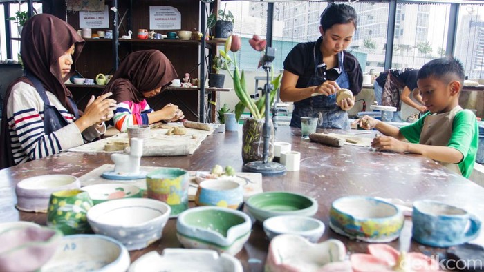 Liburan sekolah di Jakarta dimanfaatkan masyarakat untuk mengikuti kelas kreatif di Jakarta Pottery Studio, Taman Ismail Marzuki. Salah satu kegiatan yang diminati adalah kelas kerajinan tanah liat, di mana peserta dapat belajar membuat keramik dengan tangan sendiri, menciptakan karya unik sekaligus menikmati waktu liburan yang produktif.
