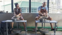 Dengan bimbingan instruktur berpengalaman, peserta mencoba membentuk keramik sesuai imajinasi masing-masing dalam suasana yang tenang dan tertata.