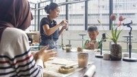 Salah satu kegiatan yang diminati adalah kelas kerajinan tanah liat, di mana peserta dapat belajar membuat keramik dengan tangan sendiri, menciptakan karya unik sekaligus menikmati waktu liburan yang produktif.