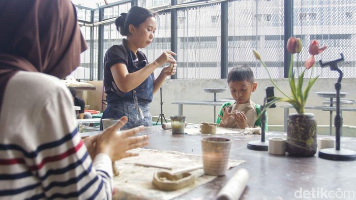 Liburan sekolah di Jakarta dimanfaatkan masyarakat untuk mengikuti kelas kreatif di Jakarta Pottery Studio, Taman Ismail Marzuki. Salah satu kegiatan yang diminati adalah kelas kerajinan tanah liat, di mana peserta dapat belajar membuat keramik dengan tangan sendiri, menciptakan karya unik sekaligus menikmati waktu liburan yang produktif.