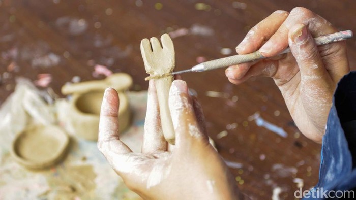 Liburan sekolah di Jakarta dimanfaatkan masyarakat untuk mengikuti kelas kreatif di Jakarta Pottery Studio, Taman Ismail Marzuki. Salah satu kegiatan yang diminati adalah kelas kerajinan tanah liat, di mana peserta dapat belajar membuat keramik dengan tangan sendiri, menciptakan karya unik sekaligus menikmati waktu liburan yang produktif.
