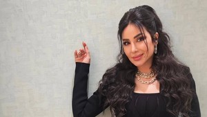 Kakak Aseel Omran ini sekaligus ikon media Arab Saudi. Lojain Omran punya penampilan elegan, berkelas, dan selalu terlihat powerful di setiap kemunculan. Foto: Instagram Lojain Omran