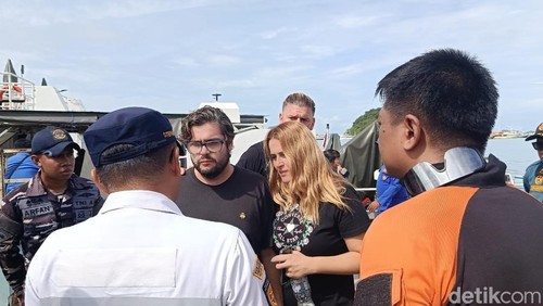 Mar Martinez Ortuno, istri pelatih Tim B Wanita Los Che, Valencia CF, Martin Carreras Fernando. Ia adalah korban selamat kapal wisata tenggelam di Labuan Bajo,  Manggarai Barat, Nusa Tenggara Timur (NTT), Minggu (28/12/2025) pagi. (Ambrosius Ardin)