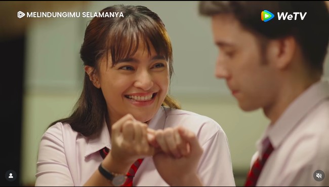 Marshanda memamerkan penampilannya berseragam sekolah bersama Stefan William. Postingan tersebut menuai banyak pujian dari netizen yang menganggap mereka berdua masih pantas berperan sebagai remaja.Foto: Instagram