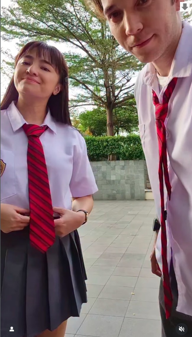 Keduanya tampak berbangga memakai setelan kemeja dan bawahan abu-abu yang dilengkapi dasi merah juga sepatu putih. Baik Marshanda maupun Stefan tidak canggung saat bermain jadi anak sekolah. Foto: Instagram