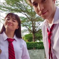 Keduanya tampak berbangga memakai setelan kemeja dan bawahan abu-abu yang dilengkapi dasi merah juga sepatu putih. Baik Marshanda maupun Stefan tidak canggung saat bermain jadi anak sekolah. Foto: Instagram