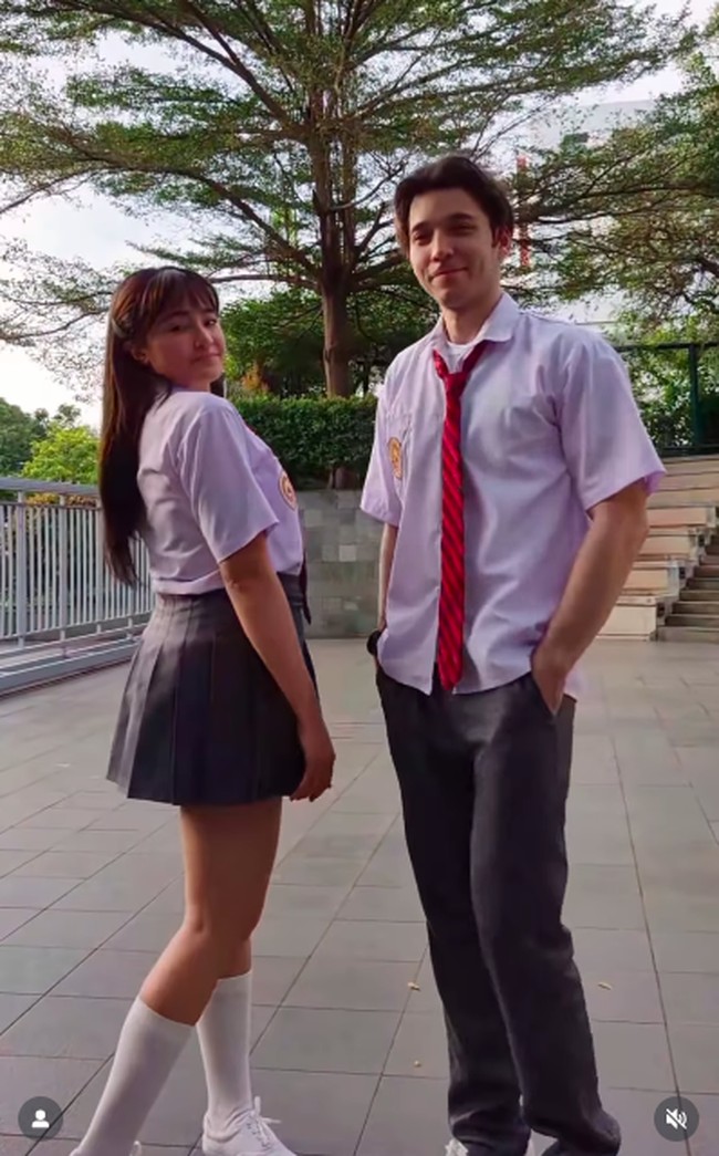 Marshanda yang akrab disapa Chacha semakin awet muda dengan tatanan rambut panjang berponi yang dihiasi jepit di masing-masing sisi. Foto: Instagram