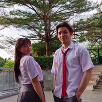 Marshanda yang akrab disapa Chacha semakin awet muda dengan tatanan rambut panjang berponi yang dihiasi jepit di masing-masing sisi. Foto: Instagram