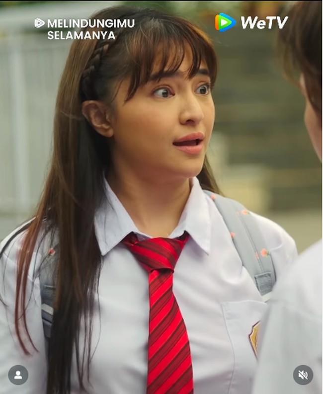 “Wowww siapa yang mengira anaknya sudah gadis , awet muda chacha,” “Kisah kasih di sekolah???? Masih pantes ca,” “Kenapa kamu nggak tua-tua kak😭😭😭😍😍 cantiknya awet banget,” “Kenapa gemes kalian😂 asli pantesan dibikin satu film mulu, emang sama-sama cakep,” tulis netizen. Foto: Instagram