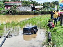 Duh! Honda Freed Nyemplung Sawah Gara-gara Sopirnya Microsleep