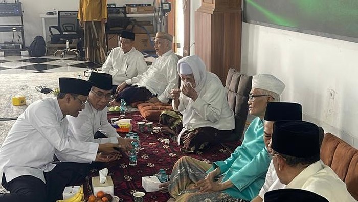 Momen Gus Yahya-Gus Ipul dan Rais Aam PBNU Makan Bareng di Ponpes Surabaya