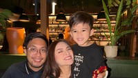 Richard Refanov terlihat sudah akrab dengan anak Nathalie Holscher dan Sule, Adzam. Foto: dok instagram Nathalie Holscher