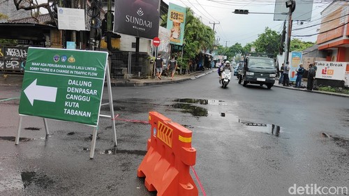 Papan penunjuk arah selama perubahan rekayasa lalin di simpang Petitenget, Kerobokan Kelod, Badung, Bali. (Foto: Agus Eka/detikBali)