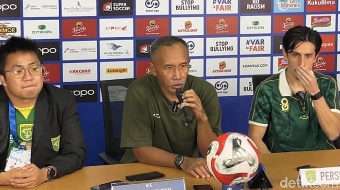 Pelatih Sementara Persebaya Surabaya Uston Nawawi.