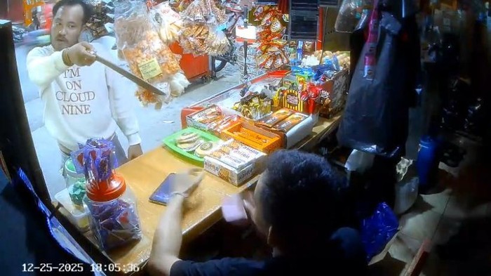 Pemabuk Mau Gadai HP di Makassar Ancam Pemilik Toko Kelontong Pakai Parang