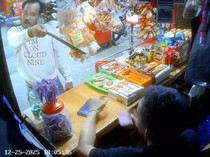 Video Detik-detik Pria Mabuk Bawa Parang Ancam Pemilik Toko Kelontong