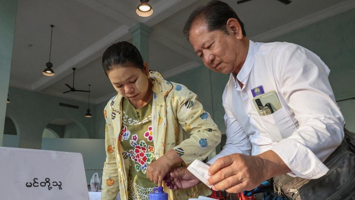 Pemilihan umum di Myanmar digelar pada Minggu (28/12/2025). Warga terlihat antusias mendatangi Tempat Pemungutan Suara (TPS) untuk menyalurkan hak pilih mereka, termasuk di TPS No. 1 Kecamatan Kyauktada, Yangon. REUTERS/Stringer