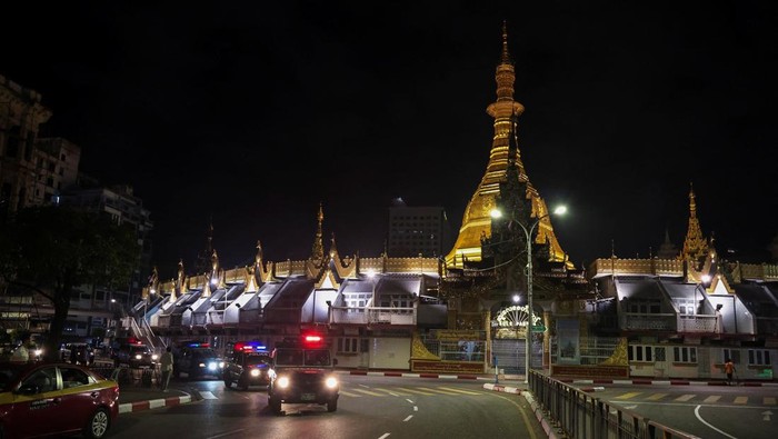 Pemilihan umum di Myanmar mulai digelar pada Minggu (28/12/2025). Sejumlah Tempat Pemungutan Suara (TPS) di berbagai wilayah telah dipersiapkan sejak pagi hari untuk menyambut kedatangan pemilih. Di Distrik Kyauktada, Yangon, petugas TPS tampak memasuki TPS No. 1 guna melakukan persiapan akhir sebelum pemungutan suara resmi dibuka. REUTERS/Stringer