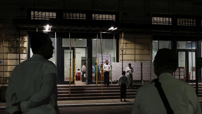 Pemilihan umum di Myanmar mulai digelar pada Minggu (28/12/2025). Sejumlah Tempat Pemungutan Suara (TPS) di berbagai wilayah telah dipersiapkan sejak pagi hari untuk menyambut kedatangan pemilih. Di Distrik Kyauktada, Yangon, petugas TPS tampak memasuki TPS No. 1 guna melakukan persiapan akhir sebelum pemungutan suara resmi dibuka. REUTERS/Stringer