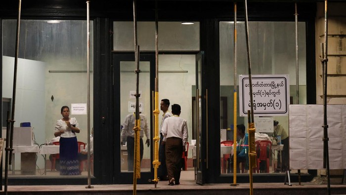 Pemilihan umum di Myanmar mulai digelar pada Minggu (28/12/2025). Sejumlah Tempat Pemungutan Suara (TPS) di berbagai wilayah telah dipersiapkan sejak pagi hari untuk menyambut kedatangan pemilih. Di Distrik Kyauktada, Yangon, petugas TPS tampak memasuki TPS No. 1 guna melakukan persiapan akhir sebelum pemungutan suara resmi dibuka. REUTERS/Stringer