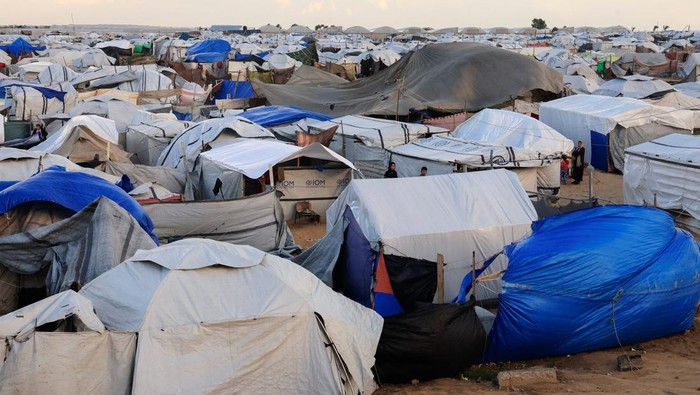 Warga Palestina yang mengungsi menghadapi tantangan baru di tengah musim dingin yang menyelimuti Jalur Gaza. Di Khan Younis, Gaza selatan, pengungsi terpaksa berlindung di kamp tenda untuk melindungi diri dari suhu yang rendah, Minggu (28/12/2025). R