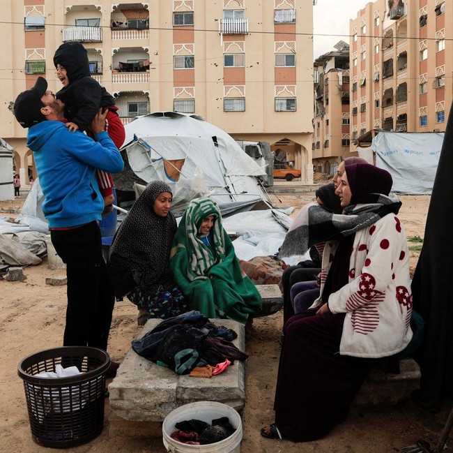 Pengungsi Palestina Bertahan di Kamp Tenda Saat Cuaca Dingin