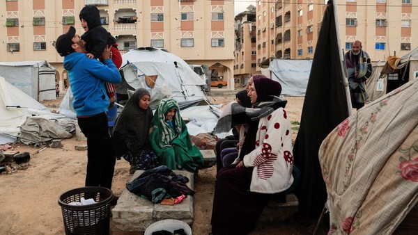 Pengungsi Palestina Bertahan di Kamp Tenda Saat Cuaca Dingin