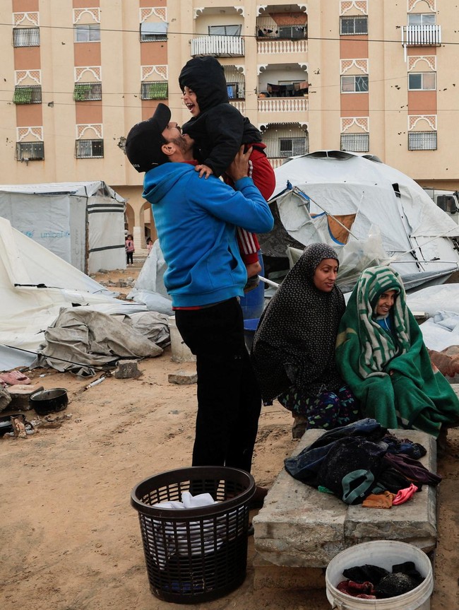 Pengungsi Palestina Bertahan di Kamp Tenda Saat Cuaca Dingin