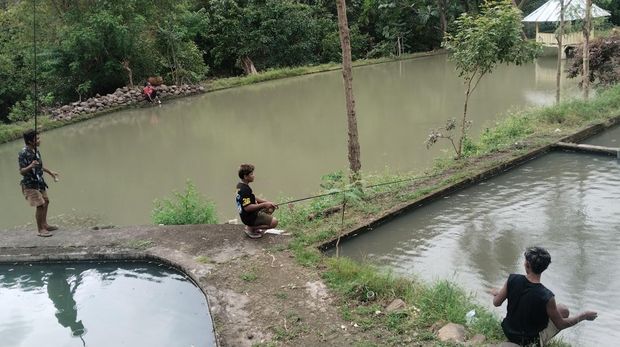 Pengunjung tengah memancing di Objek Wisata Mada Oi Dadi, Kelurahan Jatibaru Timur, Kecamatan Asakota, Kota Bima, Minggu, (28/12/2025). (Rafiin/detikBali)