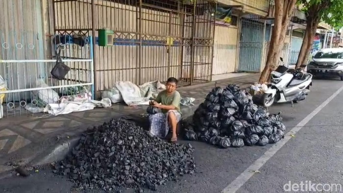 Penjual arang di Lamongan