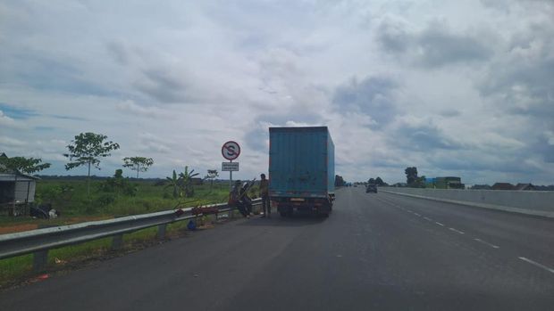 Penjual buah durian di sisi kiri Tol Palembang-Betung menghiasi sejumlah titik lokasi