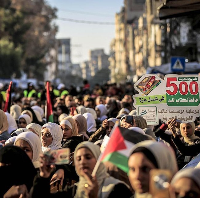 Potret Haru Warga Gaza Beri Penghormatan kepada 500 Penghafal Al-Quran