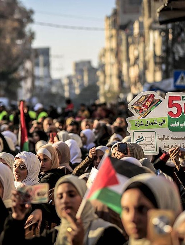 Potret Haru Warga Gaza Beri Penghormatan kepada 500 Penghafal Al-Quran