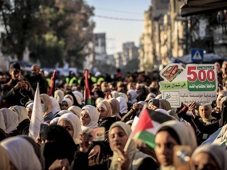 Potret Haru Warga Gaza Beri Penghormatan kepada 500 Penghafal Al-Quran