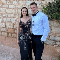 Holly Ramsay dan Adam Peaty pacaran sejak Juni 2023. Keduanya mengumumkan bertunangan pada September 2024. Setahun setelah pertunangan itu, keduanya menggelar pernikahan. Foto: Dok. Instagram