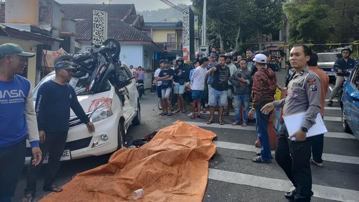 Pemotor Tewas Tabrak Mobil Hilang Kendali Saat Lintasi Klemuk Kota Batu