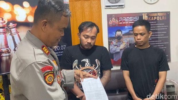 Polisi mediasi kasus pemabuk ancam pemilik toko kelontong menggunakan parang. Polisi mediasi kasus pemabuk ancam pemilik toko kelontong menggunakan parang.